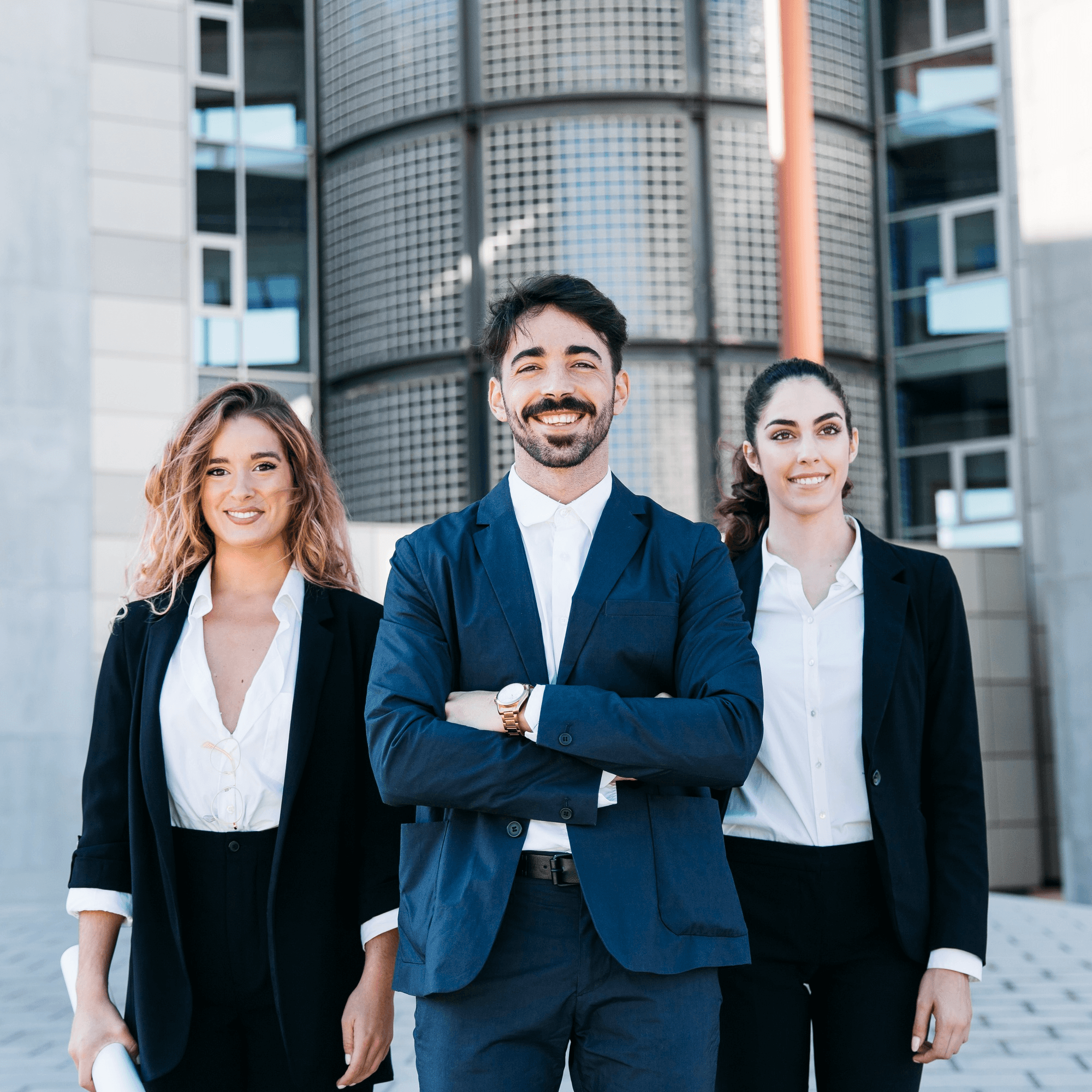 NineSix+ ekibini temsil eden üç profesyonel